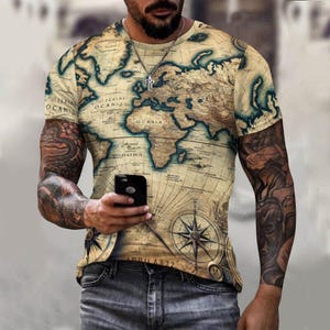 Herren T-Shirt mit alten heiligen Karten, Vintage Atlas All Over Print T-Shirt, Form Fit Aged Map Top, Reise-Shirt Geschenk für Jungs, Guy Tribe Kleidung