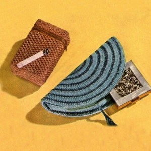 Op de afbeelding: Een bruin gehaakt sigarettenetui met een witte sigaret erin en een blauwe gehaakte handtas met een zilveren en gouden compact.