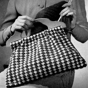 Op de afbeelding: Een gecrochete tas met zwart-witte ruitjes en een houten handvat.