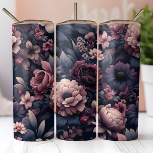 Puede incluir: Tres vasos de acero inoxidable con dise&ntilde;os florales. Los vasos presentan un fondo oscuro con flores y hojas rosas, moradas y blancas. Cada vaso tiene una tapa y una pajita. Adecuado para bebidas fr&iacute;as.