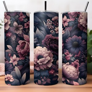 Puede incluir: Tres vasos altos y aislados con dise&ntilde;os florales. Los vasos presentan un fondo oscuro con un patr&oacute;n de flores y follaje rosas, moradas y color crema. Cada vaso tiene una pajita y una tapa plateadas.