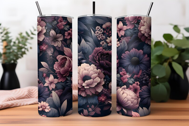 Puede incluir: Tres vasos altos y aislados con dise&ntilde;os florales. Los vasos presentan un fondo oscuro con un patr&oacute;n de flores y follaje rosas, moradas y color crema. Cada vaso tiene una pajita y una tapa plateadas.