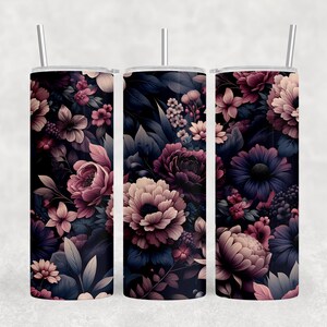 Puede incluir: Tres vasos aislados con dise&ntilde;os florales. Los vasos presentan un fondo oscuro con un patr&oacute;n de flores y hojas rosas, moradas y blancas. Cada vaso tiene una pajita plateada.