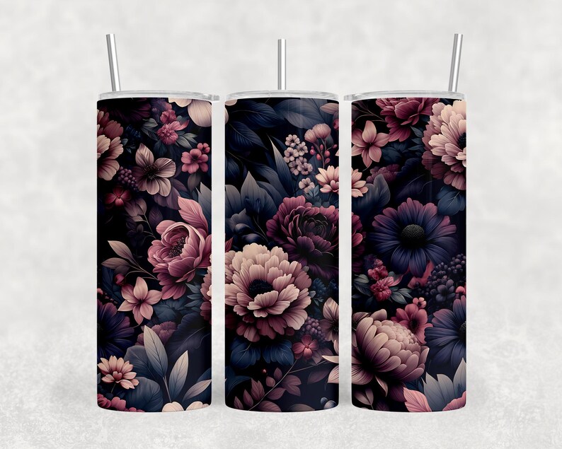 Puede incluir: Tres vasos aislados con dise&ntilde;os florales. Los vasos presentan un fondo oscuro con un patr&oacute;n de flores y hojas rosas, moradas y blancas. Cada vaso tiene una pajita plateada.
