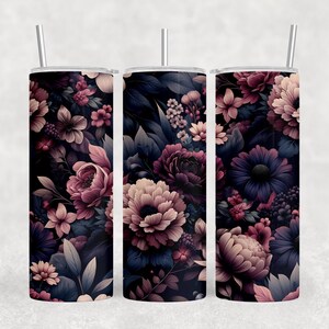 Puede incluir: Tres vasos de acero inoxidable con dise&ntilde;os florales. Los vasos presentan un fondo oscuro con un patr&oacute;n de flores y hojas rosas, moradas y blancas. Cada vaso tiene una pajita plateada.