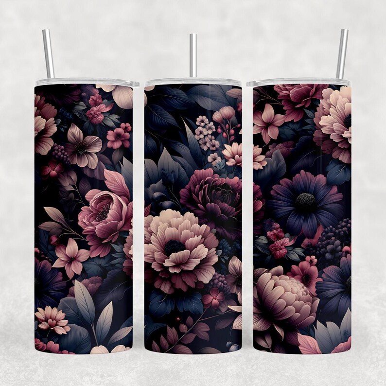 Puede incluir: Tres vasos de acero inoxidable con dise&ntilde;os florales. Los vasos presentan un fondo oscuro con un patr&oacute;n de flores y hojas rosas, moradas y blancas. Cada vaso tiene una pajita plateada.