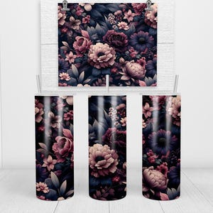 Puede incluir: Juego de vaso y l&aacute;mina art&iacute;stica con motivos florales. El dise&ntilde;o presenta flores rosas, moradas y crema sobre un fondo oscuro. El vaso es cil&iacute;ndrico y la l&aacute;mina art&iacute;stica es rectangular, montada sobre una tabla de madera blanca.