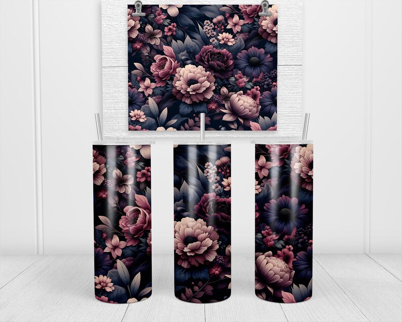 Puede incluir: Juego de vaso y l&aacute;mina art&iacute;stica con motivos florales. El dise&ntilde;o presenta flores rosas, moradas y crema sobre un fondo oscuro. El vaso es cil&iacute;ndrico y la l&aacute;mina art&iacute;stica es rectangular, montada sobre una tabla de madera blanca.