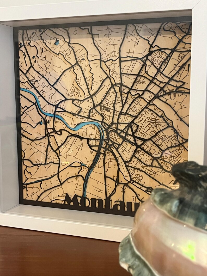 Carte de ville personnalisée découpée laser en bois image 2
