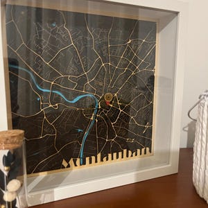 Carte de ville personnalisée découpée laser en bois image 7