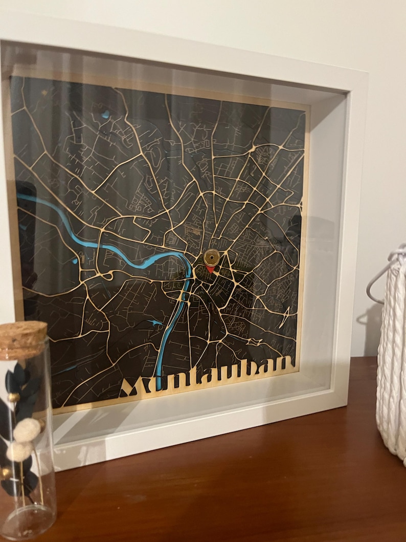 Carte de ville personnalisée découpée laser en bois image 7