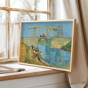 Könnte beinhalten: Ein Gemälde einer gelben und blauen Brücke über einen Kanal mit Menschen in Booten. Die Brücke ist eine Zugbrücke und ist geöffnet. Das Gemälde befindet sich in einem Holzrahmen.