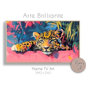 Könnte beinhalten: Gerahmter digitaler Kunstdruck mit einem stilisierten Leoparden mit geflecktem Fell, der auf einer rosa Oberfläche ruht. Der Hintergrund zeigt farbenfrohes Laub in Rosa, Blau und Gelb. Der Text "Arte Brillante" befindet sich oben.
