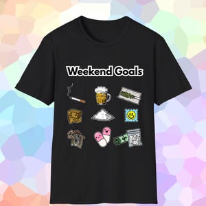 Könnte beinhalten: Schwarzes T-Shirt mit dem weißen Text "Weekend Goals". Das Shirt zeigt Cartoon-Illustrationen einer Zigarette, Bier, Marihuana, einem Smiley, Pilzen, Pillen und einem Geldsack.