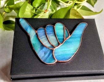 Shaka de vitral turquesa iridizado - Hang Loose Suncatcher
