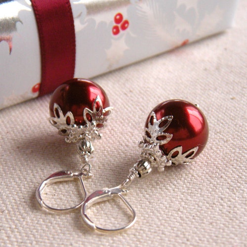 Boucles d'oreilles classiques avec ornement de Noël rouge : bijoux de Noël, pendentifs boules de perles de verre,