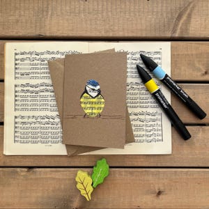 Cartão de felicitações de chapim-azul desenhado à mão em partitura
