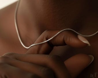 Ketting met vierkante hanger van 14 karaats witgoud, 2 mm