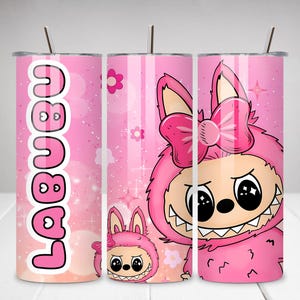 Vaso delgado LA BUBU de 20 oz con personaje rosa PNG, descarga digital, estilo artístico divertido, diseño de taza inspirado en Labubu