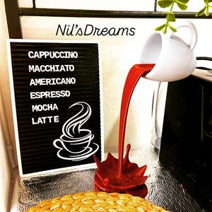 Dekoracja kubka z rozlaną kawą i zestaw znaków na kawę | Nowoczesna dekoracja stołu z motywem kawy | Pomysł na prezent dla baristy | Dekoracja Espresso Mocha Latte