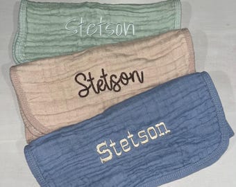 Personalized name embroidered burp cloths, Custom cotton muslin burp cloth, Newborn Gift, Baby shower gift, Monogrammed baby gift