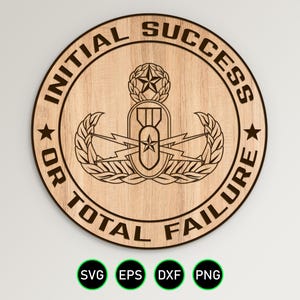 Puede incluir: Un letrero redondo de madera con el texto "Initial Success or Total Failure" y una insignia militar en el centro. El letrero es marrón con texto negro y una insignia negra.