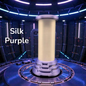 Puede incluir: Un objeto cilíndrico con un centro color crema se muestra en un entorno futurista. El objeto está etiquetado como "Silk Purple" en texto blanco. El fondo presenta iluminación azul y púrpura y estructuras metálicas.