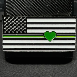 Cienka zielona linia flaga z sercem - wiadomość o miłości i wsparciu Wyzwanie monety