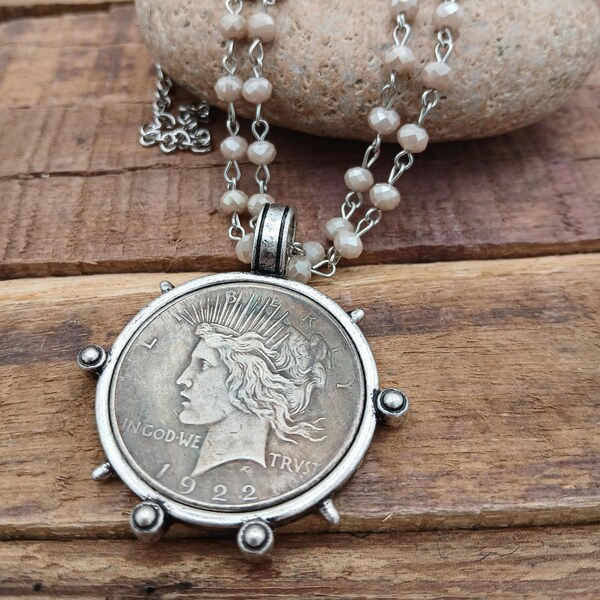 Collar con colgante de moneda Liberty vintage, cadena de rosario de cristal beige
