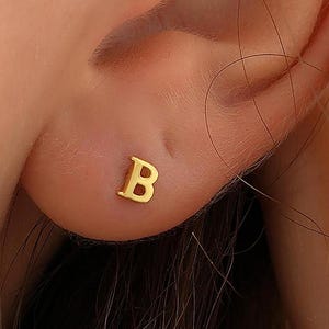 Op de afbeelding: Gouden initialen B oorbelletjes. De oorbelletjes zijn klein en delicaat, perfect voor dagelijks gebruik.