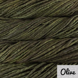 Peut inclure: Gros plan sur une pelote de fil de couleur olive. Le fil est composé de longues et fines mèches torsadées.