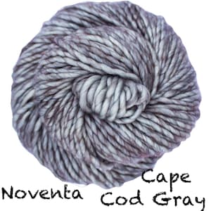 Peut inclure: Une pelote de laine Noventa de couleur Cape Cod Gray. La laine est gris clair avec une subtile nuance brune.