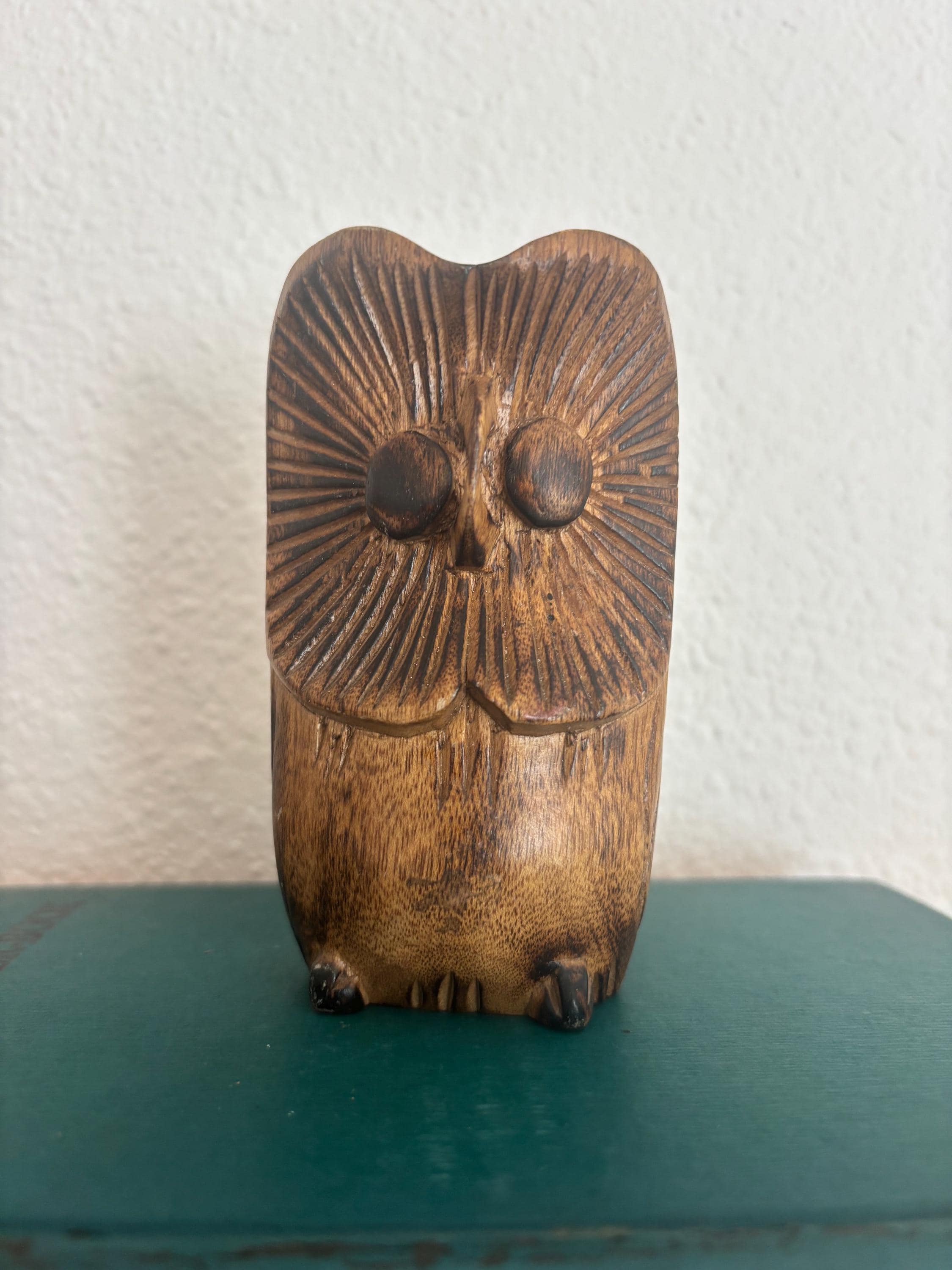 Cute vintage hand carved wood owl, with great attention to detail. Made in 1989.