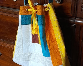 Bolsa de mano con diseño de cabaña de troncos con cierre de hebilla en amarillo, verde azulado y naranja