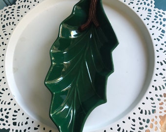 Plato de cerámica con forma de hoja, Cerámica Miramar, California, 1957