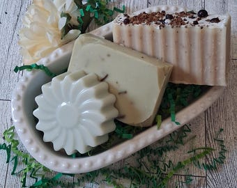 Jabón en barra casero totalmente natural con bayas de enebro, romero, hierbabuena y manzanilla, manteca de karité.