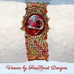 Pode incluir: Um bracelete de contas douradas e vermelhas com um caboch&atilde;o de vidro vermelho que apresenta um desenho de onda. O bracelete &eacute; feito por Fire Spirit Designs e chama-se "Venice".