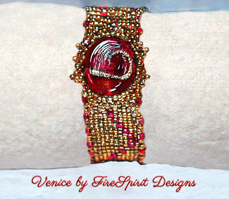 Pode incluir: Um bracelete de contas douradas e vermelhas com um caboch&atilde;o de vidro vermelho que apresenta um desenho de onda. O bracelete &eacute; feito por Fire Spirit Designs e chama-se "Venice".