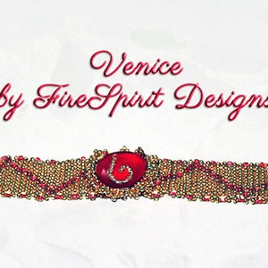 Pode incluir: Um bracelete de contas douradas e vermelhas com um caboch&atilde;o vermelho no centro. O bracelete est&aacute; etiquetado como "Venice by Fire Spirit Designs".