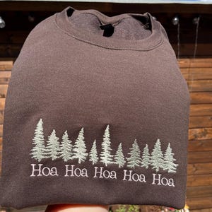 Hoa Hoa Hoa-säsongen | Twilight-inspirerad broderad t-shirt - Tröja - Luvtröja
