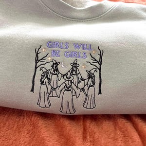 Broderad coven-tröja: Witchy Girls Graphic, överdimensionerad unisextröja