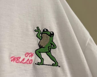 Camiseta extragrande de algodón suave con bordado de rana elegante.