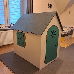 Speelhuis voor kinderen van 12 mm MDF-plaat, geschilderd van expositie