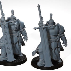 Może przedstawiać: Dwie szare miniaturowe figurki rycerzy w zbrojach, z których każdy trzyma duży miecz z tekstem. Rycerze stoją na czarnych okrągłych podstawach. Zbroja ma szczegółowe tekstury, a miecze są trzymane w pozycji pionowej.