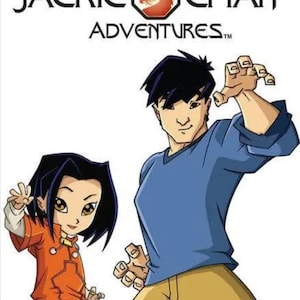 Könnte beinhalten: Cartoon-Bild mit dem Titel "Jackie Chan Adventures" über zwei animierten Figuren. Eine Figur trägt ein blaues Oberteil und eine khakifarbene Hose, die andere eine orange Jacke und blaue Jeans.