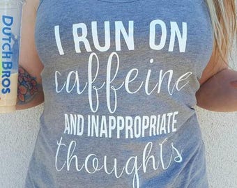 Ich laufe auf Koffein und unangemessene Gedanken lustige Erwachsenen Racer zurück Tank Top Shirt Arbeit, Yoga brennen, benutzerdefinierte Farben, Plus Size