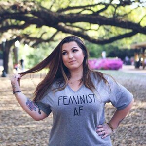 Feminista AF, Camisa de Feminismo, Camiseta Gráfica Feminista, Estilo De Mujer, Tamaño Plus, Moda de mujer, Camiseta elegante, poder femenino, camiseta de declaración imagen 1