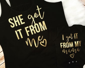 A juego mamá e hija camisas ella lo consiguió de su mamá ella lo consiguió de mí mamá y yo mamá e hija Racer Back Tee oro más tamaño