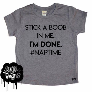Stick A Boob In mir, Kinder Nap Zeit Tee, lustig, Shirt, Baby gestillt, stillen, Kleinkind gestillt, Kleidung für Jungen, Mädchen-Kleidung, Baby-Dusche