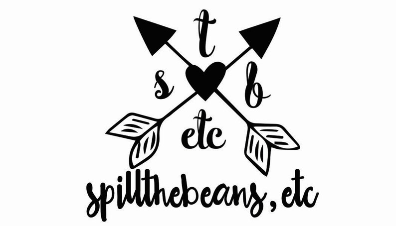 Op de afbeelding: Zwart-wit grafisch ontwerp met twee pijlen die in het midden gekruist zijn. De pijlen hebben veren en de tekst "t s b etc" staat in het midden. De tekst "spillthebeans, etc" staat onder de pijlen.